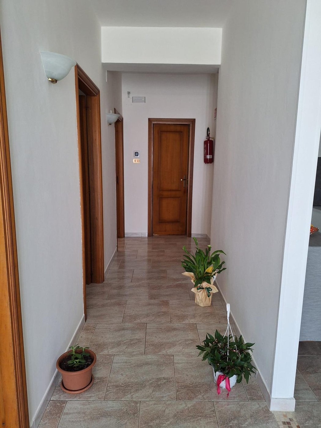 Corridoio interno con le porte delle camere del bed and breakfast vicino a Rende