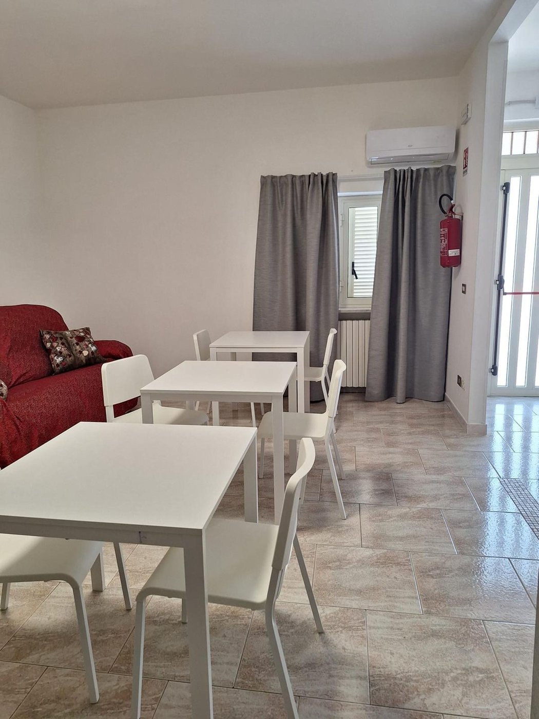 Sala comune per la prima colazione del bed and breakfast vicino a Rende